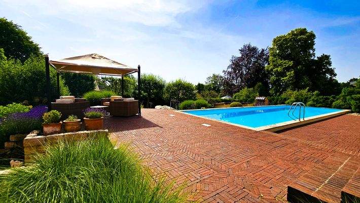 großzügiger Poolbereich