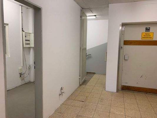 Lastenaufzug, Zugang zum UG