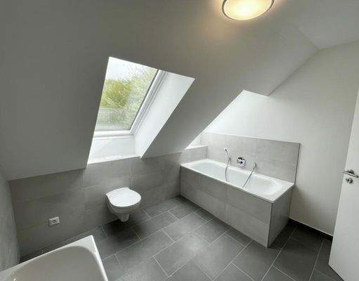 Großes Bad mit Badewanne