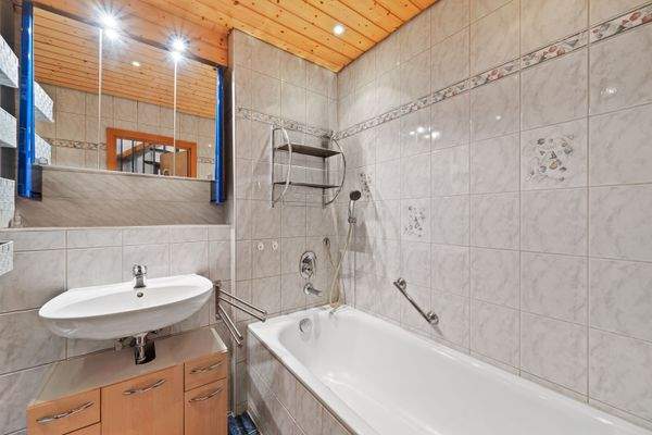 DG 1 | Badezimmer mit Wanne und Dusche