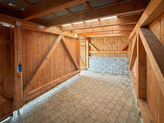 Teilbarer Geräteraum am Carport