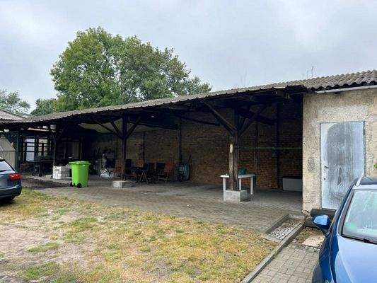 Carport mit Unterstellmöglichkeiten