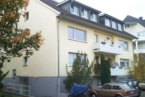 Hinter dem Mehrfamilienhaus 