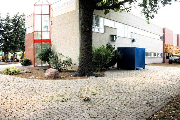 Seitenansicht mit Parkfläche