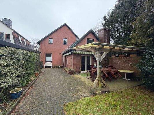 Hinteransicht mit Terrasse (3)