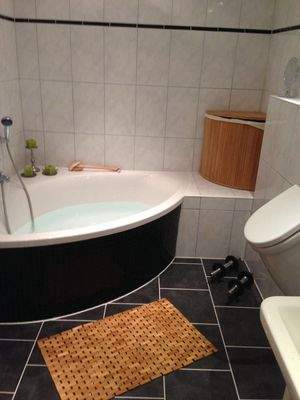 Badezimmer Vorderhaus Maisonette- Wohnung 1.OG