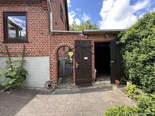 Außenansicht mit Nebengebäude