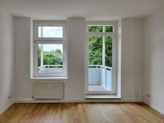 Wohnraum mit Balkon.jpg