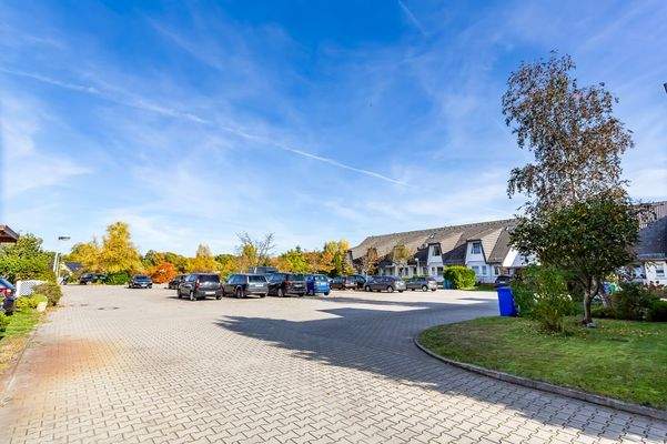 großer Parkplatz Siedlung