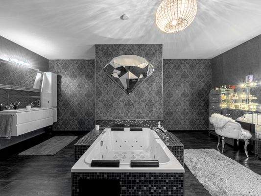 Masterbad DG mit Blick auf Whirlpool.jpg