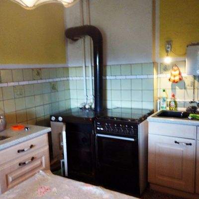 Küche mit Heizung und Herd