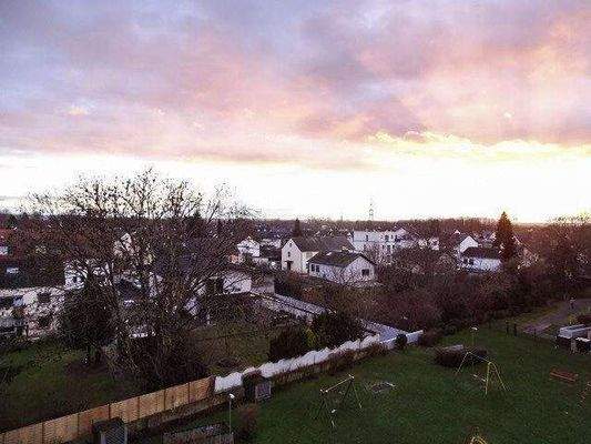 Aussicht vom Balkon mit Abendsonne.jpg