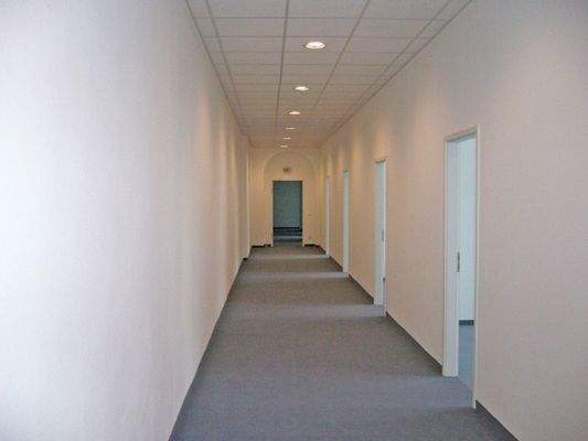 Flure mit modernen Downlights