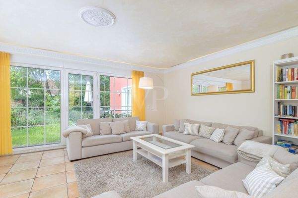 lichtdurchfluteter Wohnbereich