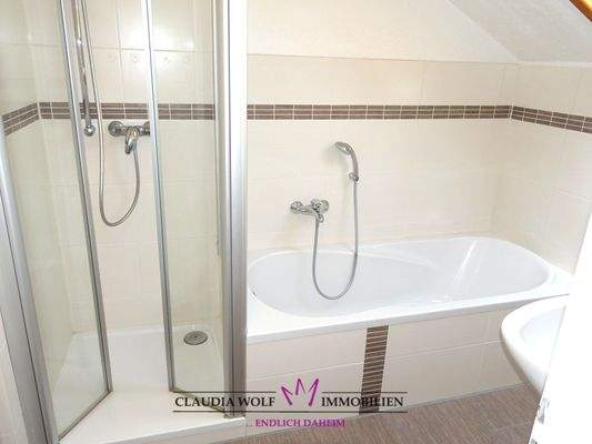 Bad mit Dusche und Wanne im Obergeschoss