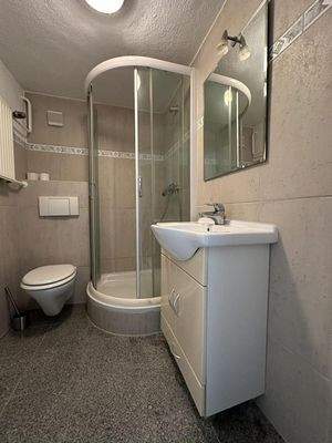 Einliegerwohnung - Badezimmer 1 von 2