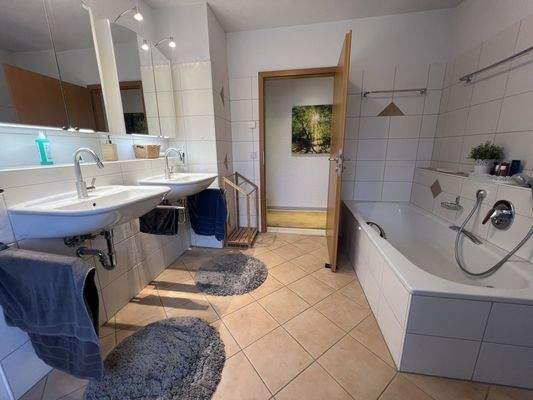 Tageslichtbad mit Badewanne und Dusche (2)