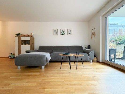 Ein gemütlicher Wohnbereich, der mit viel Platz und großen Fensterflächen Ruhe und Weite schenkt