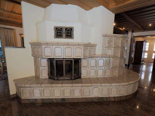 Kombination aus offenem Kamin und Kachelofen