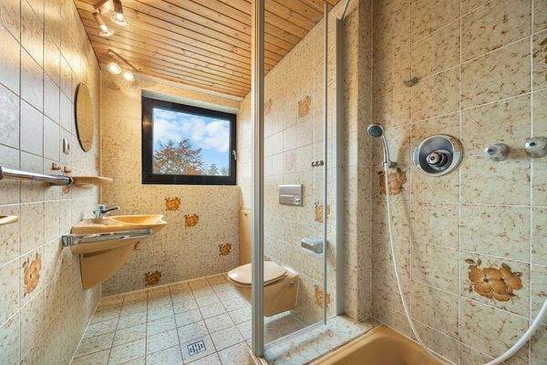 Bad mit Dusche Obergeschoss