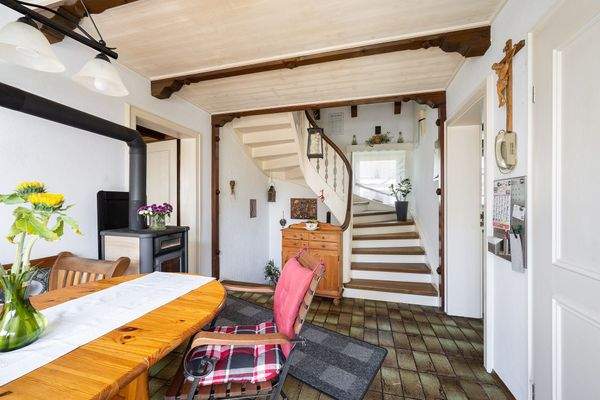 Essbereich mit Treppenaufgang