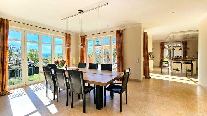 großzügiger Essbereich mit Seeblick
