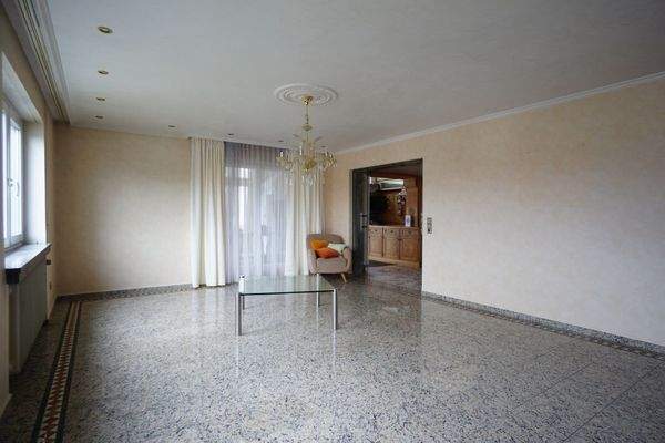 Wohnzimmer mit Steinboden