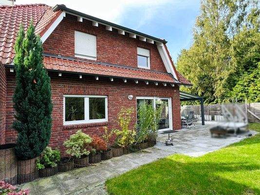 Gartenansicht mit großer Terrasse