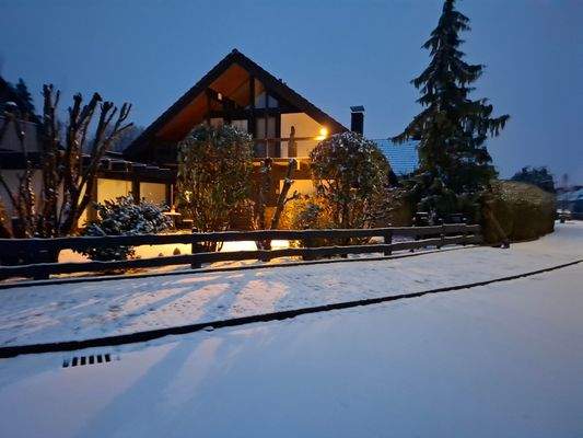 Haus mit Schnee.jpg