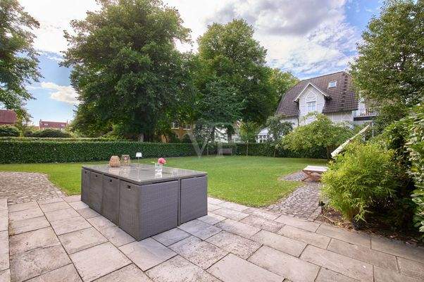 großzügige Terrasse zur Abendsonne ausgerichtet