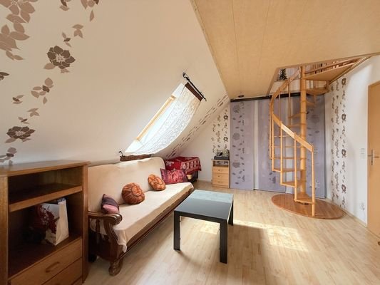lichtdurchflutetes Kinderzimmer mit Wendeltreppe