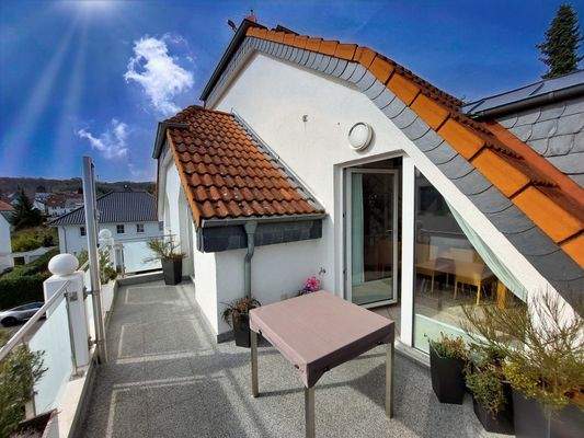 sonniger Südbalkon, Sonnensegel aufspannbar