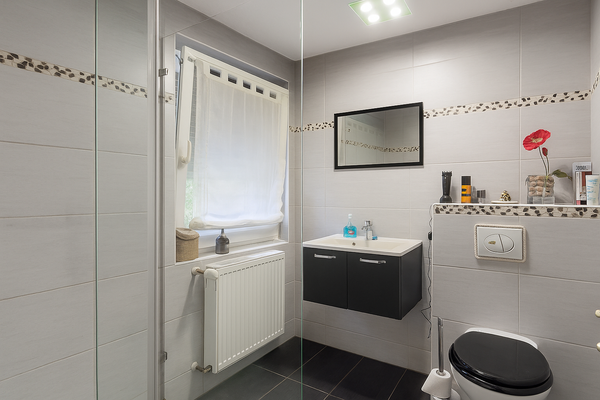 20251010_1043_Helle Badezimmeransicht_remix_01k76mgkkaf63vcqe7y1m90rae.png