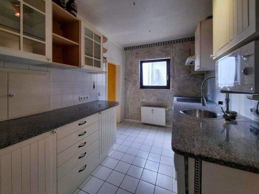 Küche mit Vorratsraum