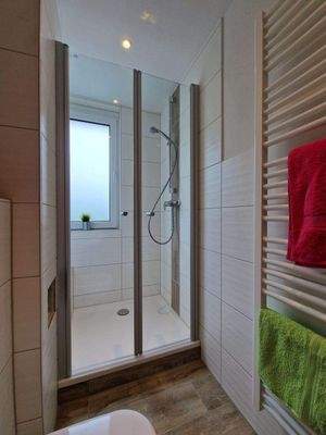 neues Bad mit Fenster und Dusche