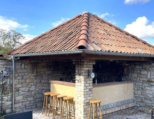 Gartenbar neben Pool.jpg