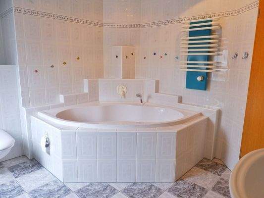 Wannenbadezimmer DG Bild 1