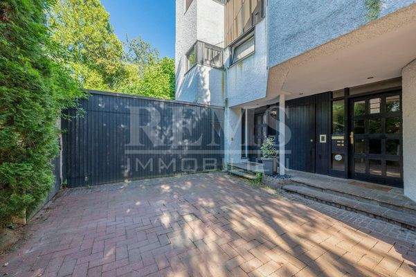 Hauseingang mit Doppelgarage