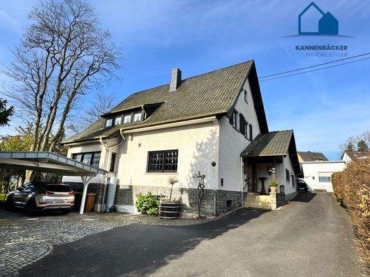 Einfahrt mit Carport