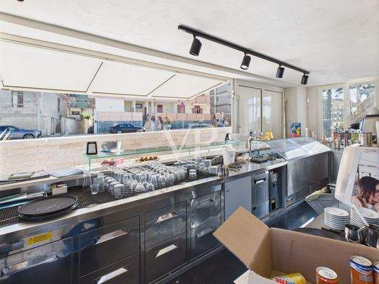 Bancone bar fronte strada