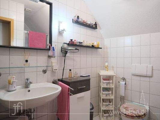 weiss gefliestes Bad...