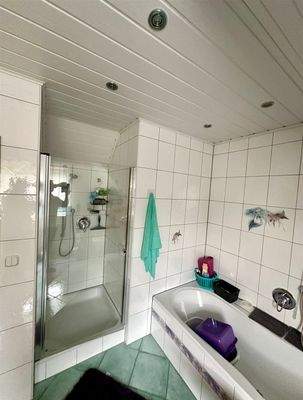 Bad m. Wanne u. Dusche