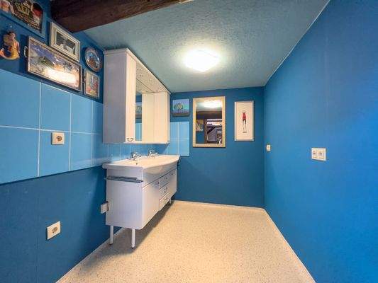 OG Bad mit Waschbecken