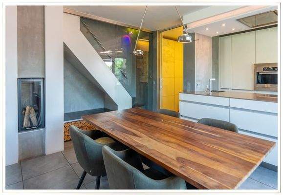 Esstisch, Ofen, Aufgang