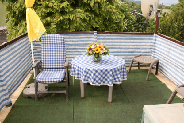 Gemütlicher Balkon mit Blumenarrangement