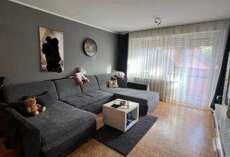 großes Wohnzimmer mit Balkon.jpg