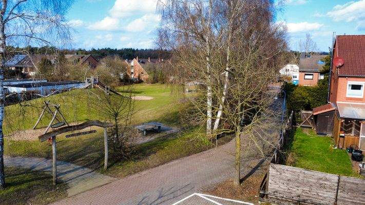 Kinderspielplatz vor der Tür.