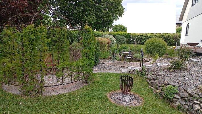 Garten mit Pavillon 