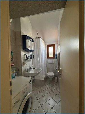 Bad mit Dusche und Waschmaschine