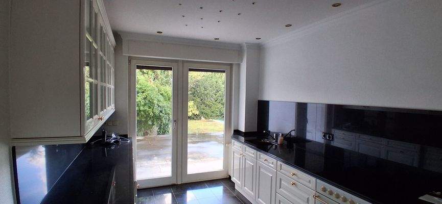 Küche mit Zugang zum Garten